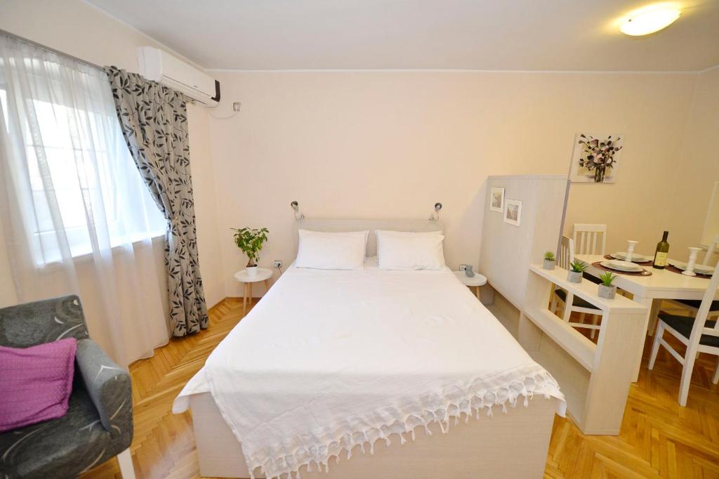科托尔菲利普公寓 的卧室配有一张白色大床和一张书桌
