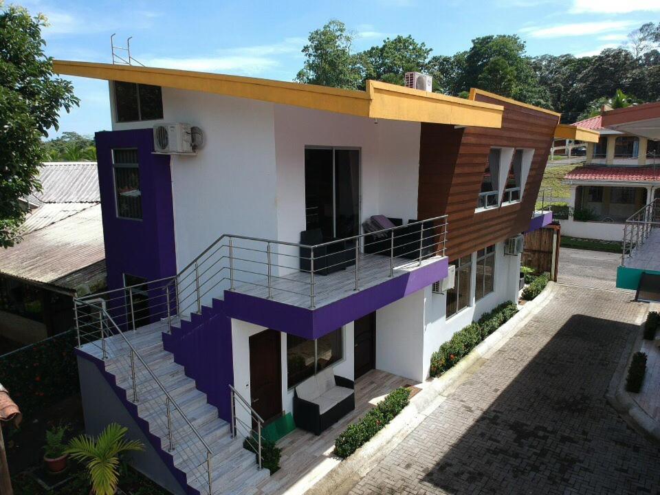 PorteteLOFTSCACAO APARTMENTS, Villas Cacao, near to Playa Bonita Limón的带阳台的房屋 ⁇ 染