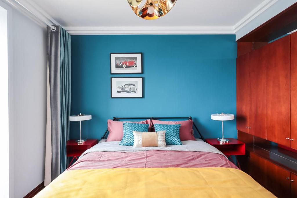 南京南京市鼓楼区·狮子桥·路客精品公寓·00152470的一间蓝色卧室,配有一张床和两盏灯
