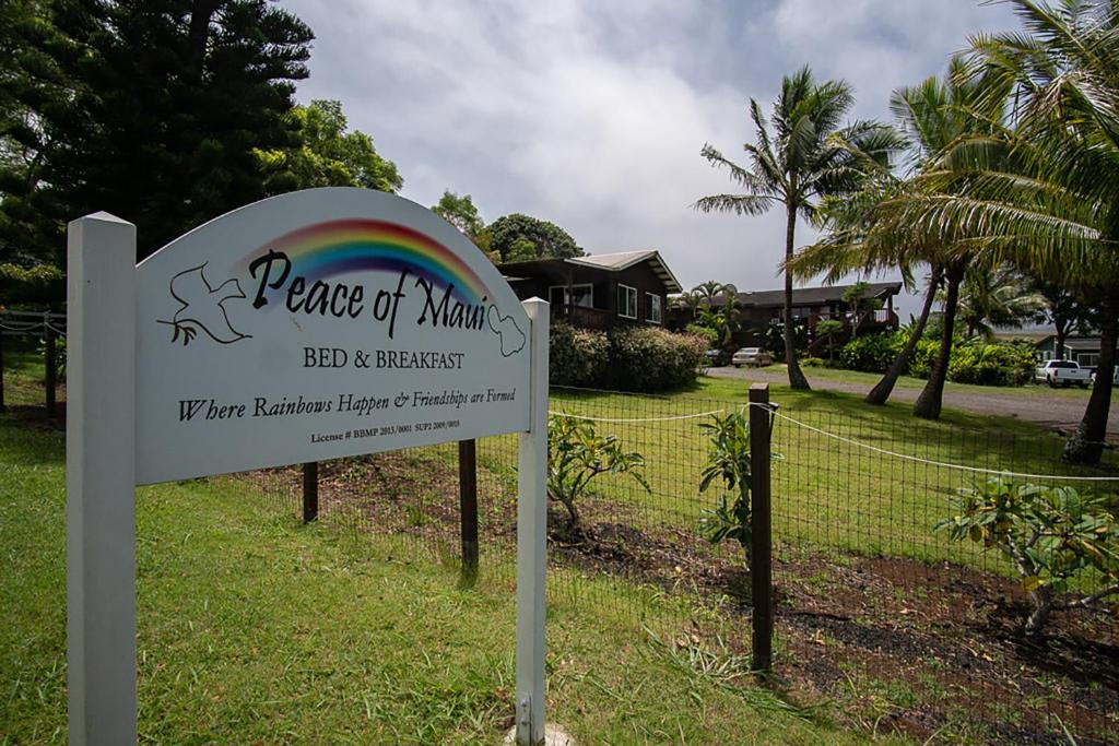 Makawao毛伊和平之神住宿加早餐旅馆的彩虹的心灵安宁的标志