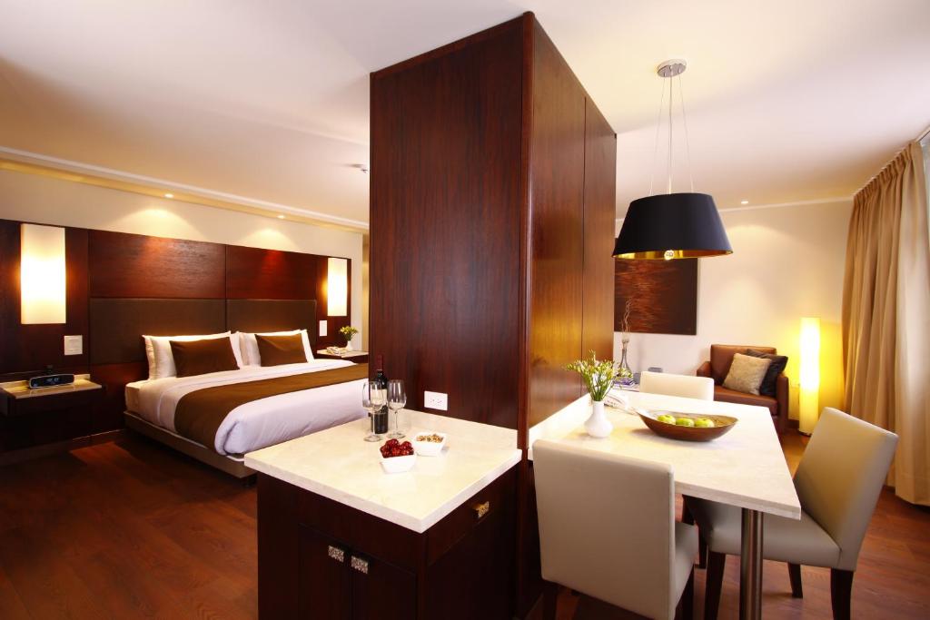 基多雷纳伊莎贝尔酒店 的酒店客房带一张床、一张桌子和椅子