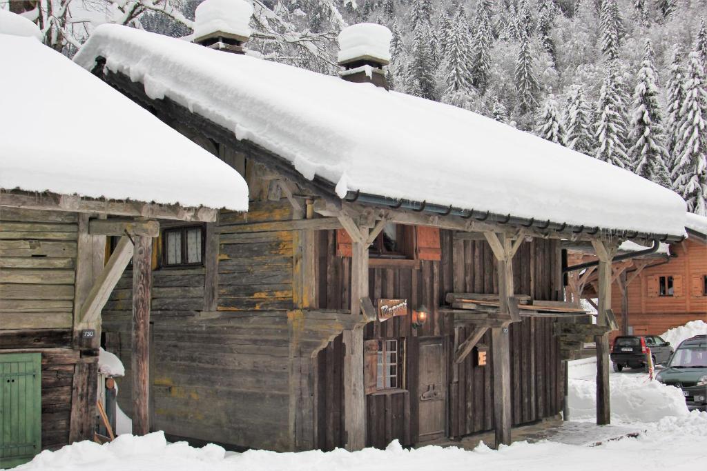 蒙特里永Chalet Marion的小木屋顶部有雪