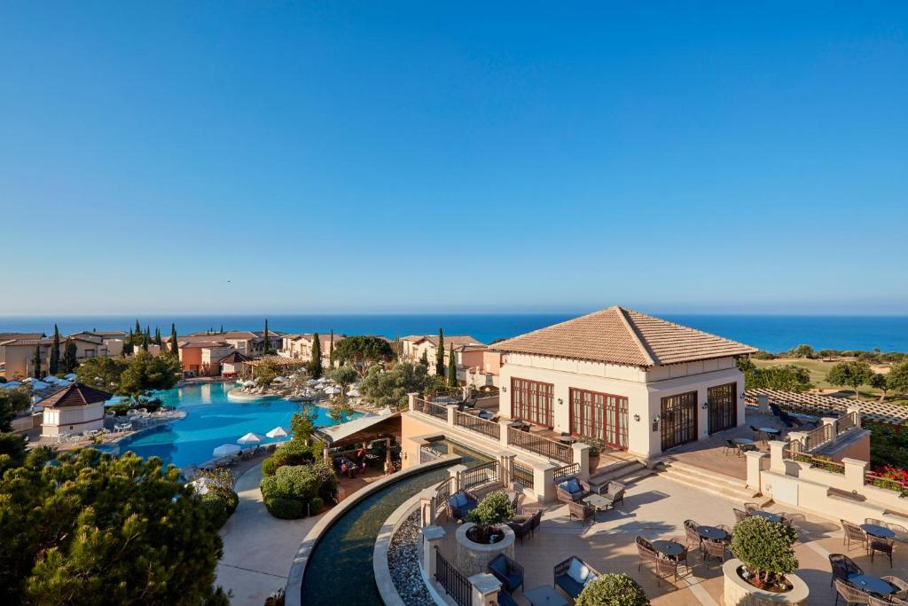 库克里亚Atlantica Aphrodite Hills Hotel的享有带游泳池的度假村的空中景致