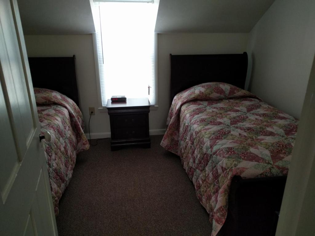 盖茨堡Pearl's Place的一间小卧室,配有两张床和窗户