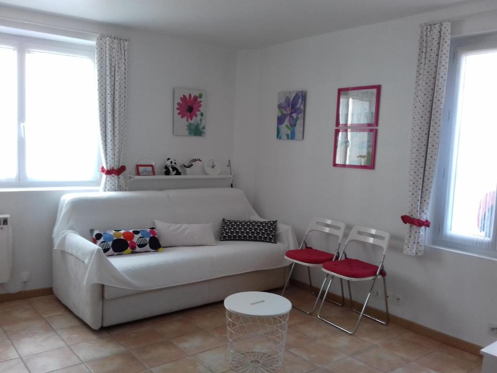 阿姆博斯L'Amboiselyne的客厅配有白色沙发和两把椅子