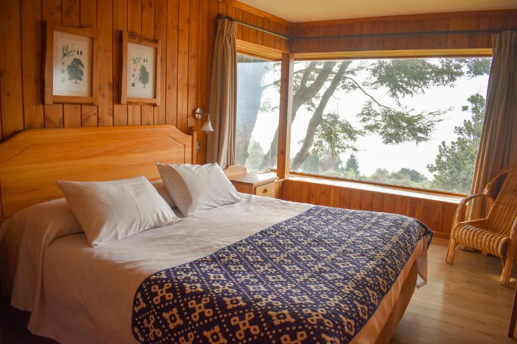 普孔卡瓦尼亚斯蒙特贝尔德酒店的一间卧室设有一张床和一个大窗户