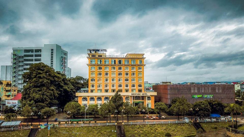 Kon Tum (2)Indochine Hotel的一座位于市中心的大型黄色建筑