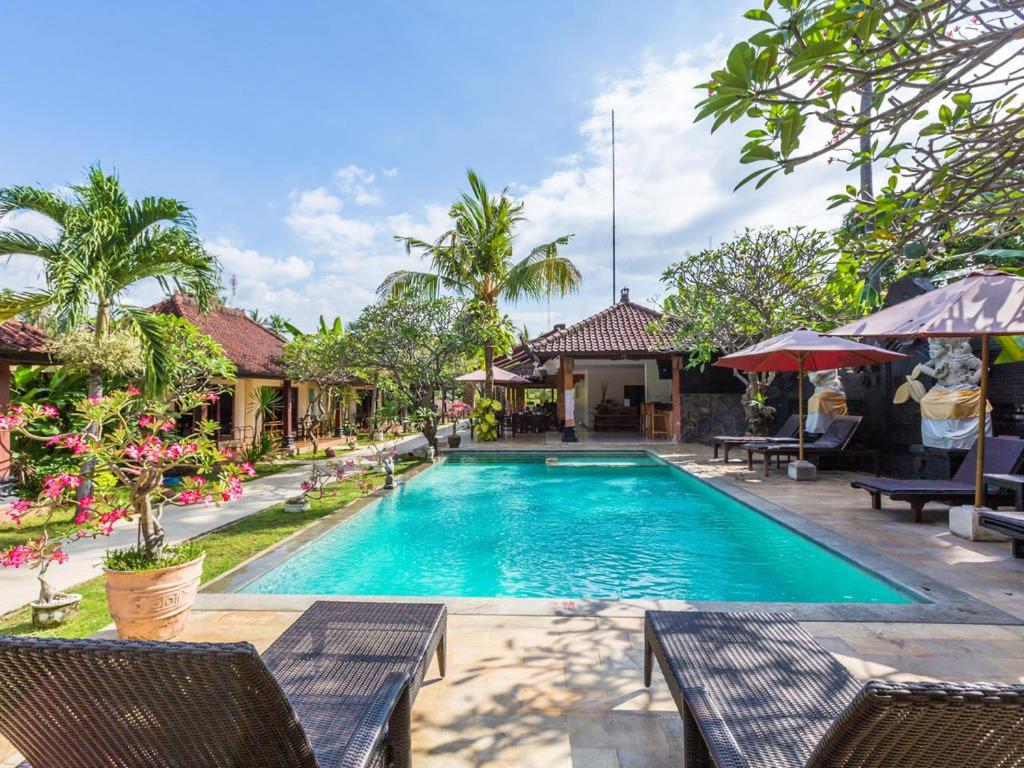 罗威那梅拉姆酒店的度假村游泳池的图片