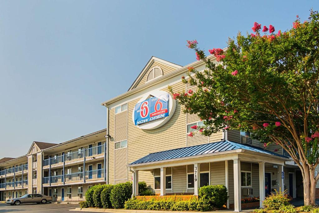 费耶特维尔Motel 6-Fayetteville, NC - Fort Liberty Area的前面有标志的酒店