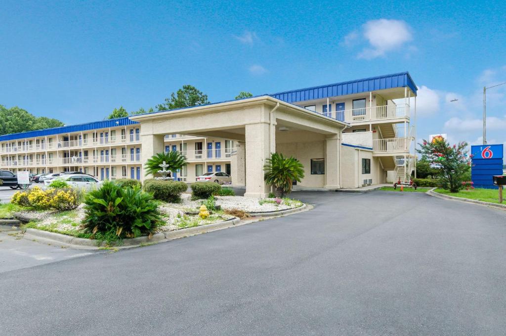 萨凡纳Motel 6-Pooler, GA - Savannah Airport的一座大型建筑,前面设有停车场