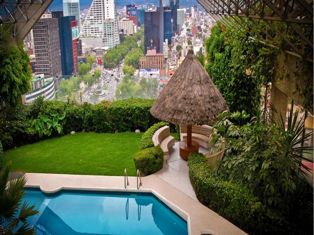 墨西哥城塞维利亚宫的市景游泳池