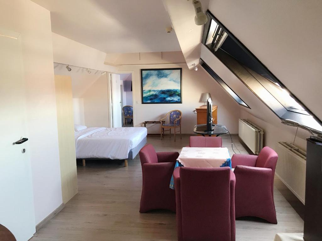 布兰肯贝赫克拉里奇酒店的酒店客房,配有床和桌椅