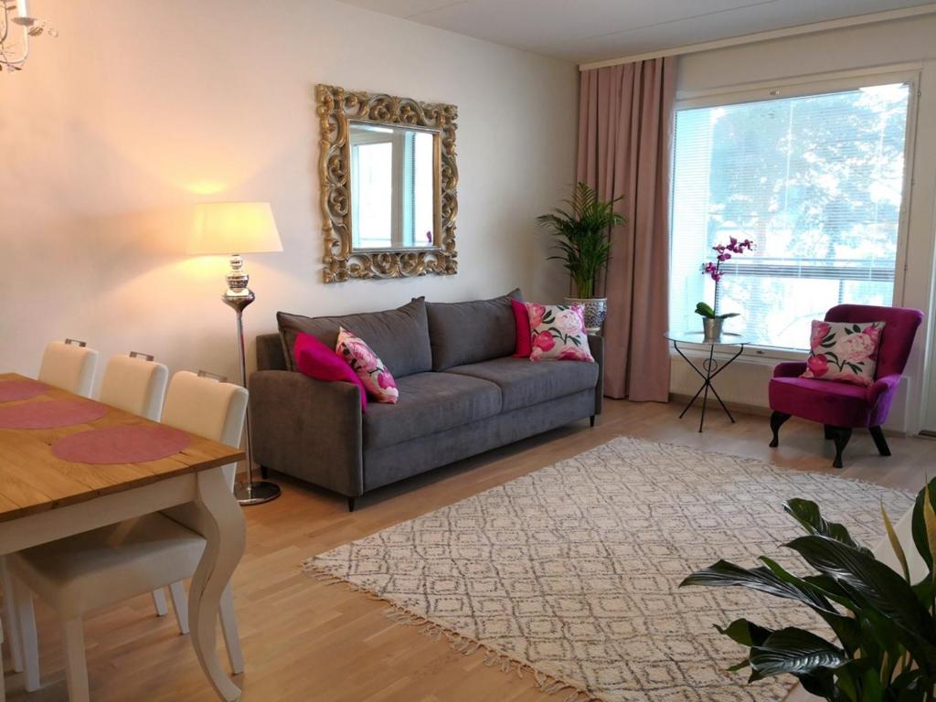 万塔Charming Pine View Apartment的客厅配有沙发和桌子