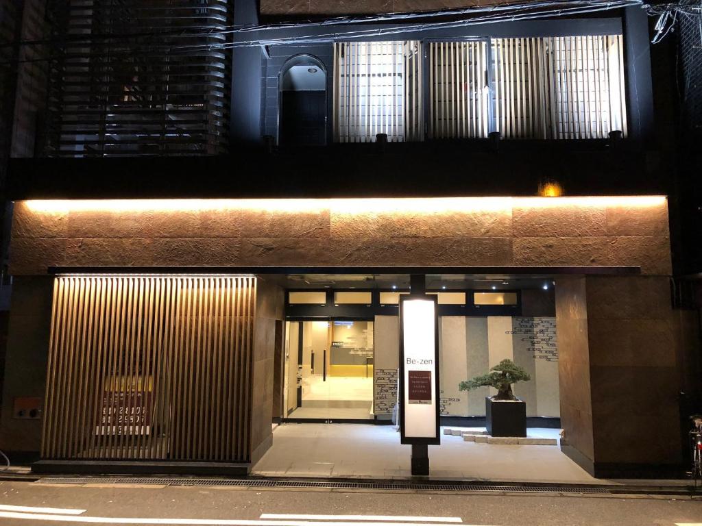 大阪Hotel Be-zen shimanouchi的建筑物入口,前面有标志