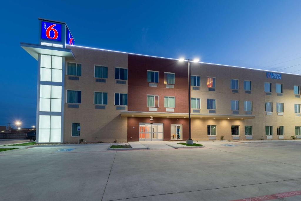 沃思堡Motel 6 Fort Worth, TX - North - Saginaw的标有标牌的酒店大楼
