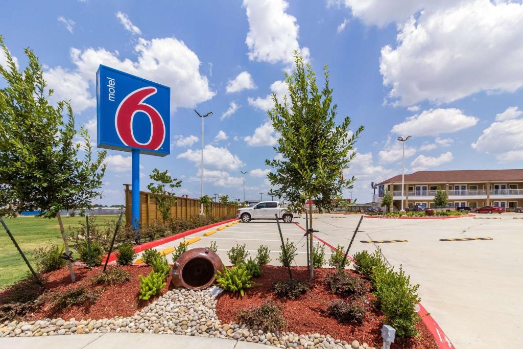 休斯顿Motel 6-Houston, TX - North的停车场的加油站标志