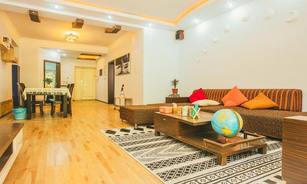 武汉武汉市武昌区·楚河汉街·路客精品公寓·00004640的客厅配有沙发和桌子