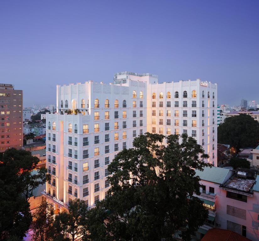 胡志明市西贡城堡酒店的城市中高大的白色建筑