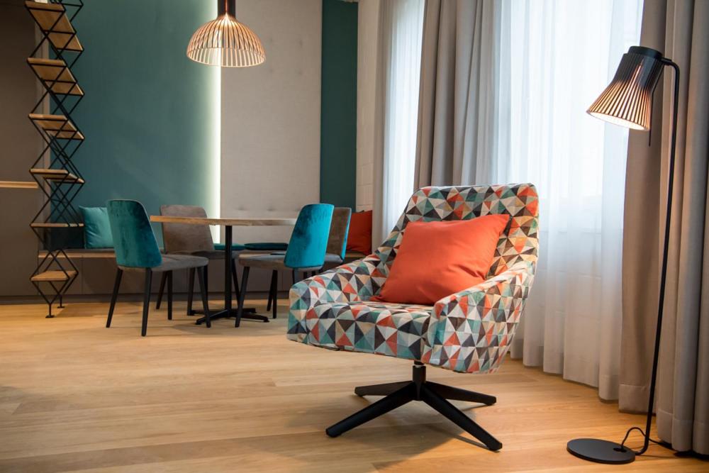 AlberswilAparthotel Luzern West的客厅配有椅子和桌子