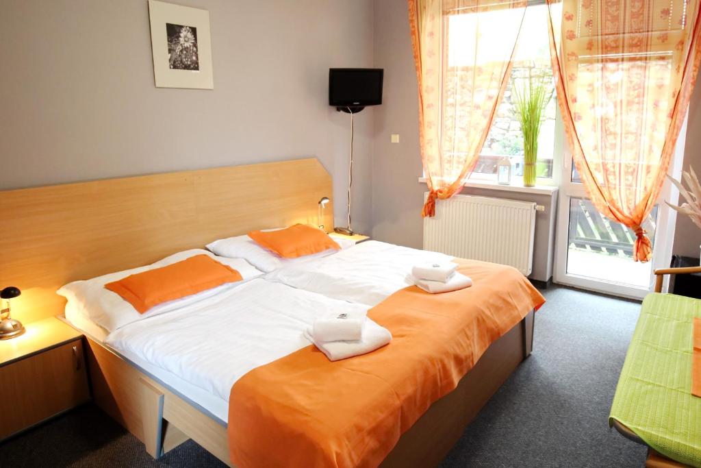 弗兰季谢克矿泉镇波希米亚酒店的一间卧室配有一张床,上面有两条毛巾