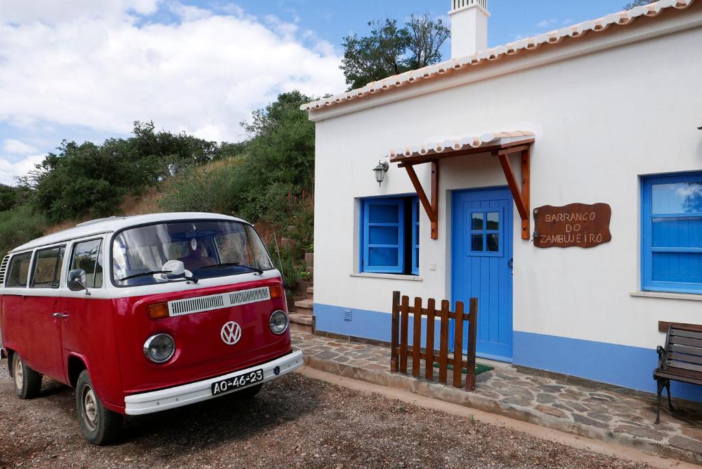 维拉多比斯坡Barranco do Zambujeiro的停在房子前面的一辆红色面包车