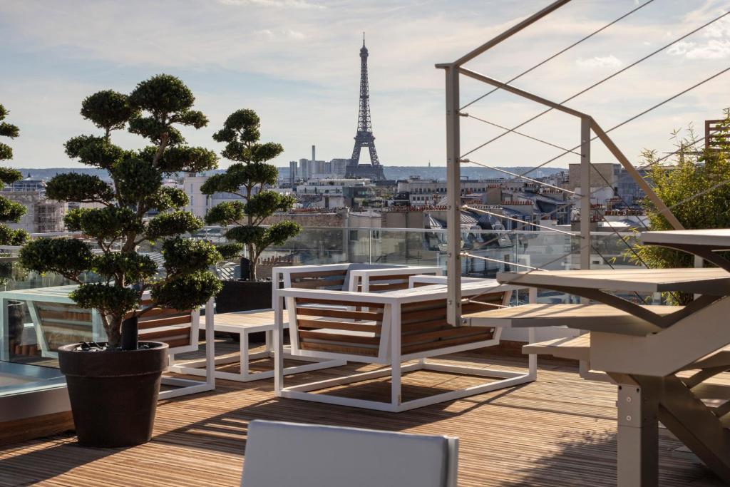 巴黎鲍曼酒店的阳台享有艾菲尔铁塔的景致。