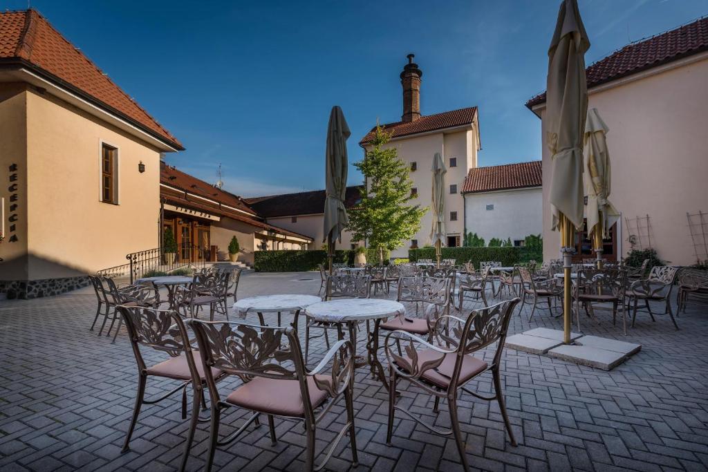 Krakovany科拉科瓦尼城堡酒店的庭院里的一组桌椅