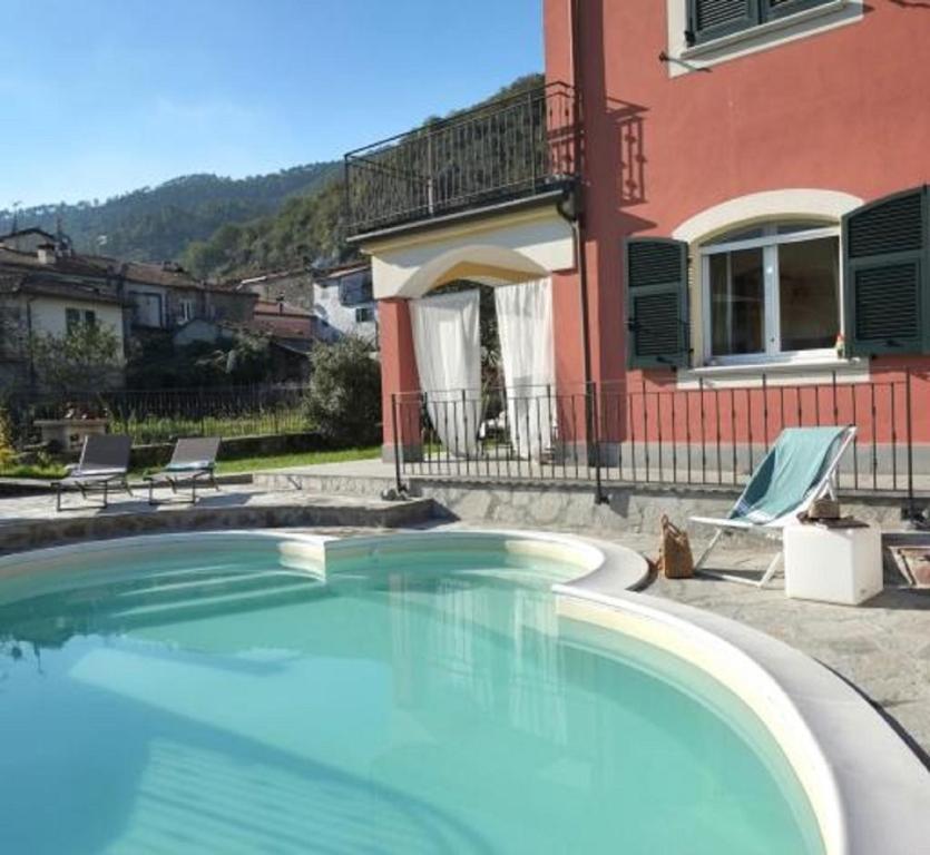 皮尼奥内Villa Paola - Cinque Terre unica! pool e AC!的房屋前的大型游泳池