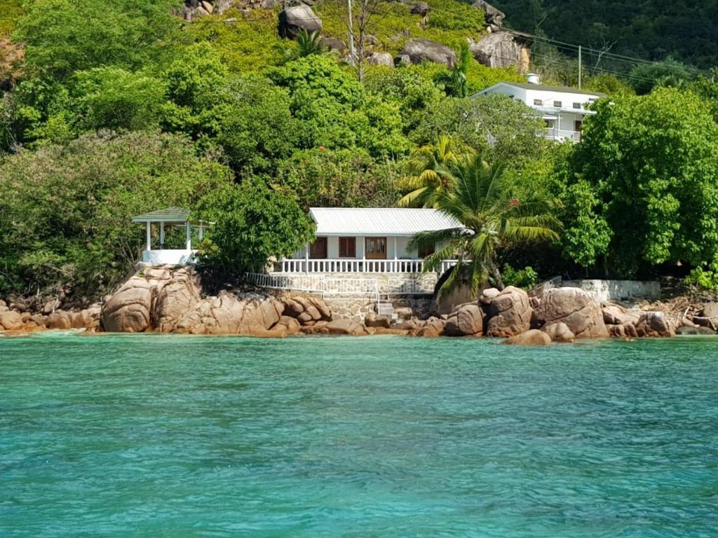 普拉兰多尔度假屋的水中岩石岛上的房屋