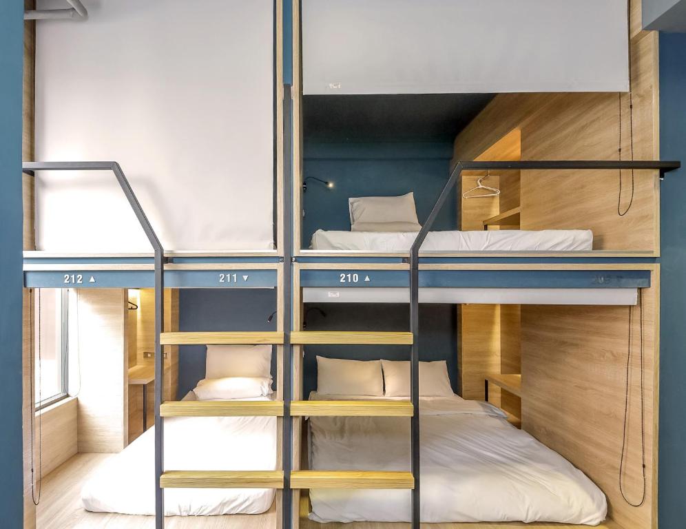 台北东门3号胶囊旅店的双层床间 - 带3张双层床