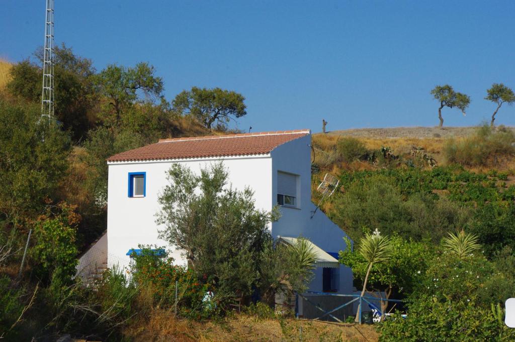 IznateCasa Feliz的山边的白色房子