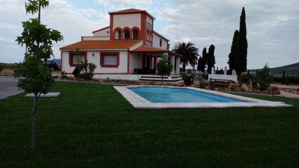 卡韦萨德尔布埃El Mirador del Abuelo的庭院前带游泳池的房子