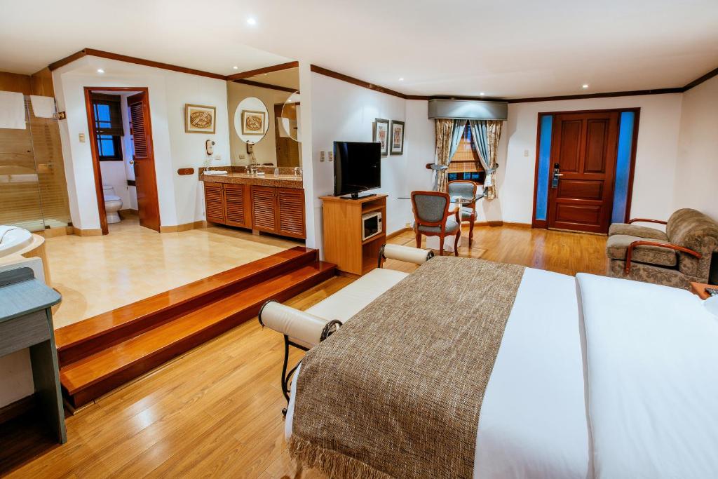 利马丹尼尔公寓酒店的一间卧室设有一张床和一间客厅。