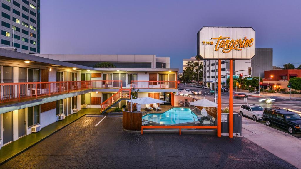 伯班克The Tangerine - a Burbank Hotel的享有酒店游泳池和标志的景色