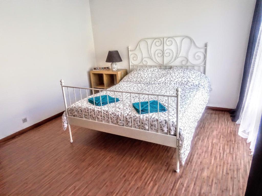 安特卫普Harmony House的一间卧室配有白色床和蓝色枕头