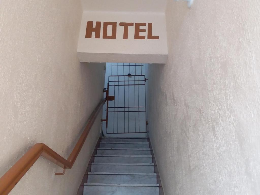 圣保罗Hotel Anacleto的建筑楼梯上方的酒店标志