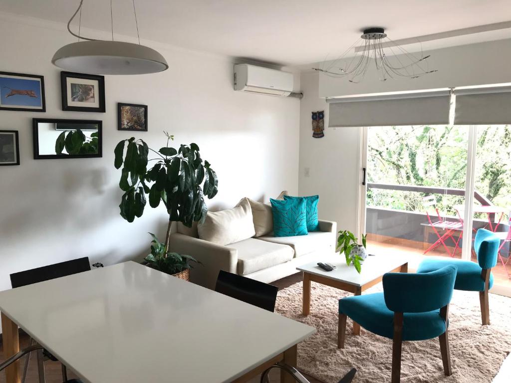 伊瓜苏港马林公寓的客厅配有沙发和桌子