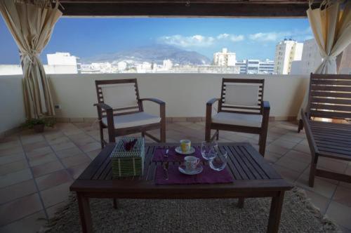 特拉帕尼拉马坦萨酒店的享有美景,设有带桌椅的客厅。