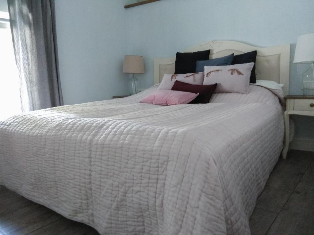 杜德尔多夫Living-in-History: Heidi Braun Cottage的卧室配有带粉红色枕头的大型白色床