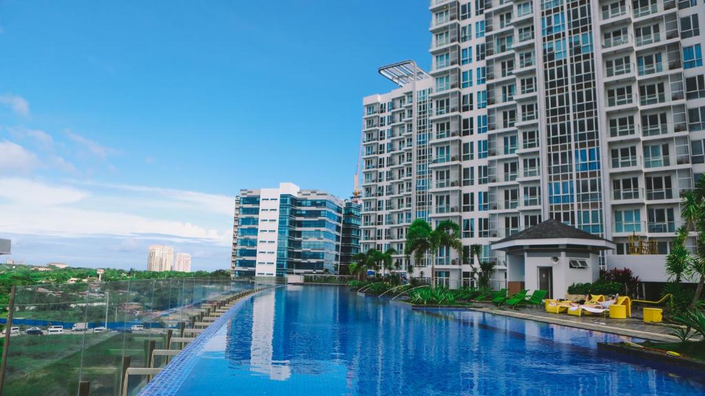 麦克坦Mactan Newtown Beach Condo的城市中一条有高楼的小河