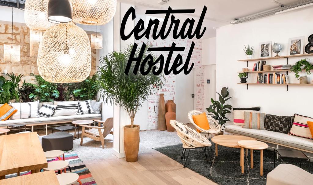 波尔多Central Hostel Bordeaux Centre的一间房间,配有家具和标志,可阅读酒店中心