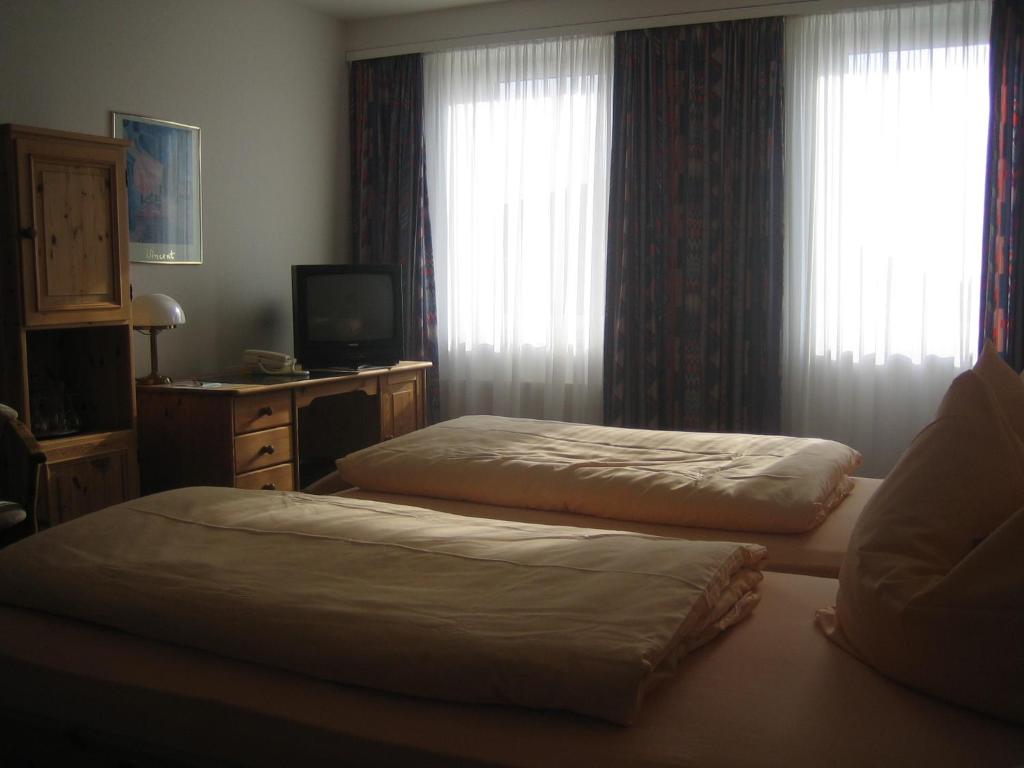 吕本山麓诺伊施塔特诺伊施塔特尔加尼霍夫酒店的酒店客房设有两张床和电视。