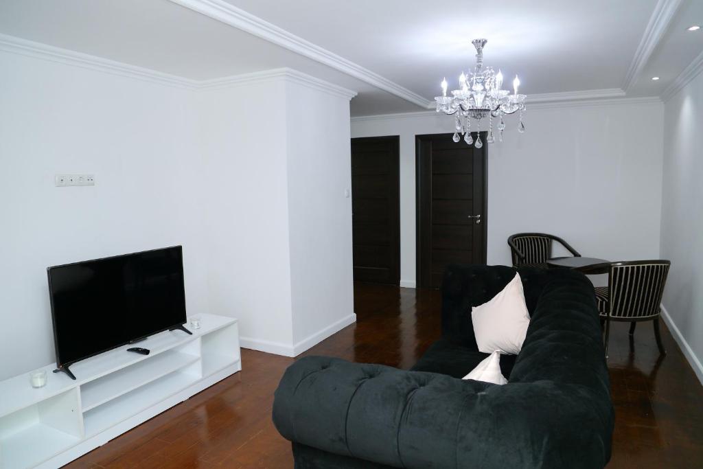 撒马尔罕Apartment on Registon Kochasi的带沙发和平面电视的客厅