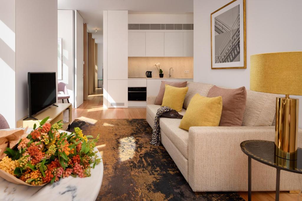里斯本Ouro Grand by Level Residences的客厅配有沙发和桌子