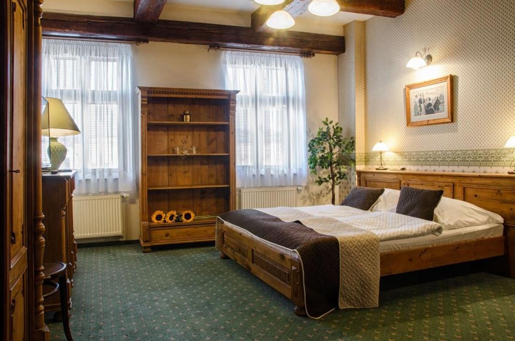 弗里代克-米斯泰克西里西亚咖啡酒店的一间带一张大床的卧室,位于带窗户的房间内
