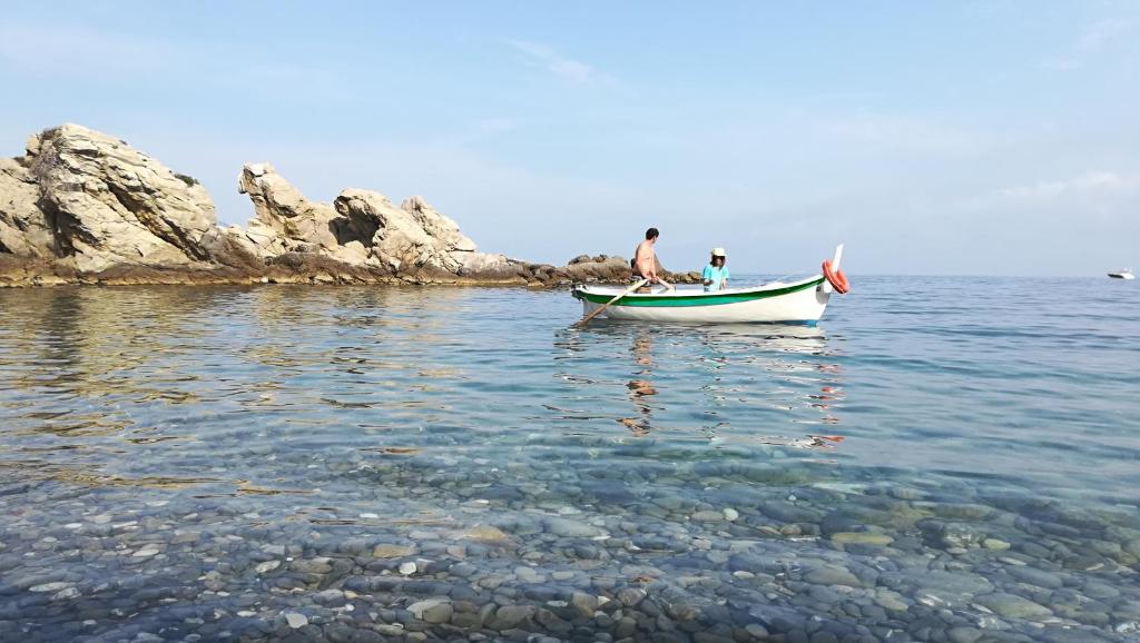 莫特拉下城区La Casetta的两人在水中的小船上