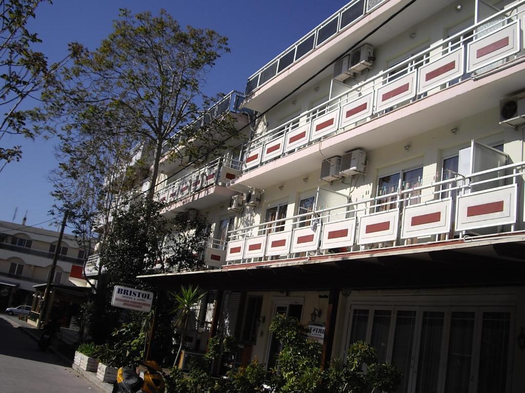 科斯镇布里斯托公寓式酒店的一侧带阳台的建筑