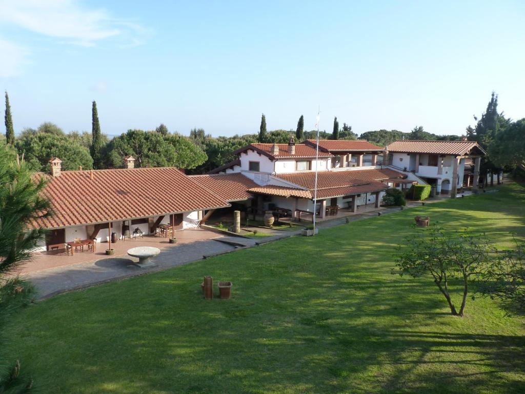 卡斯蒂里昂纳·德拉佩Agriturismo La Rombaia的享有带庭院的房屋的空中景致
