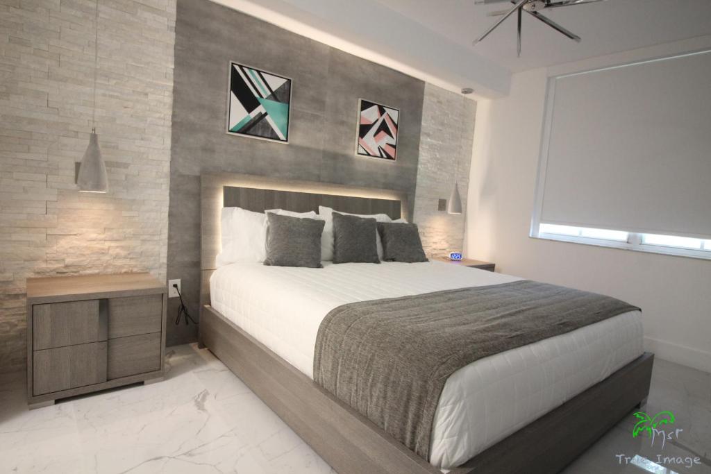 阿文图纳Yacht Club at Aventura 2 Bed 2 bath Luxurius Cozy Brand New的一间卧室设有一张大床和一个窗户。
