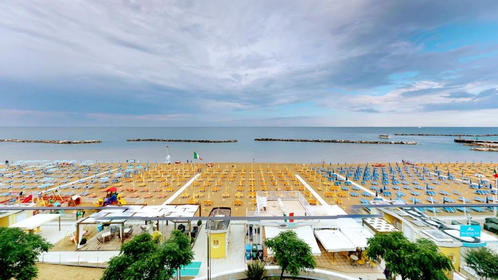 贝拉里亚-伊贾马里纳贝尔套房酒店的海滩上有很多遮阳伞和海洋